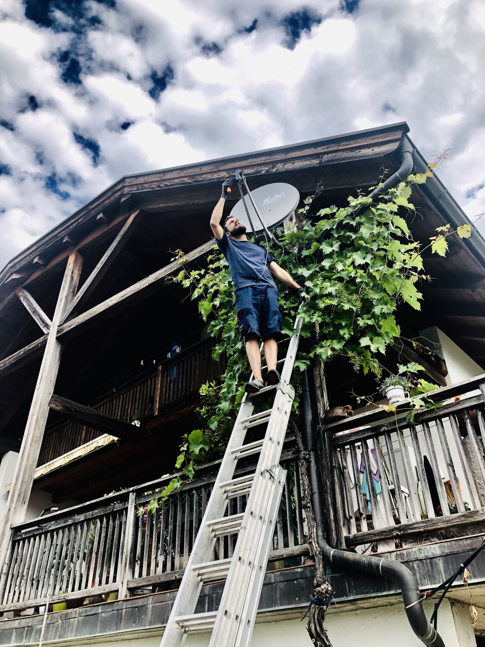uomo monta l'antenna